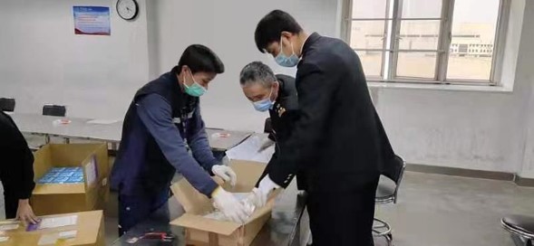 Wang Yong-Zhen working with China Customs