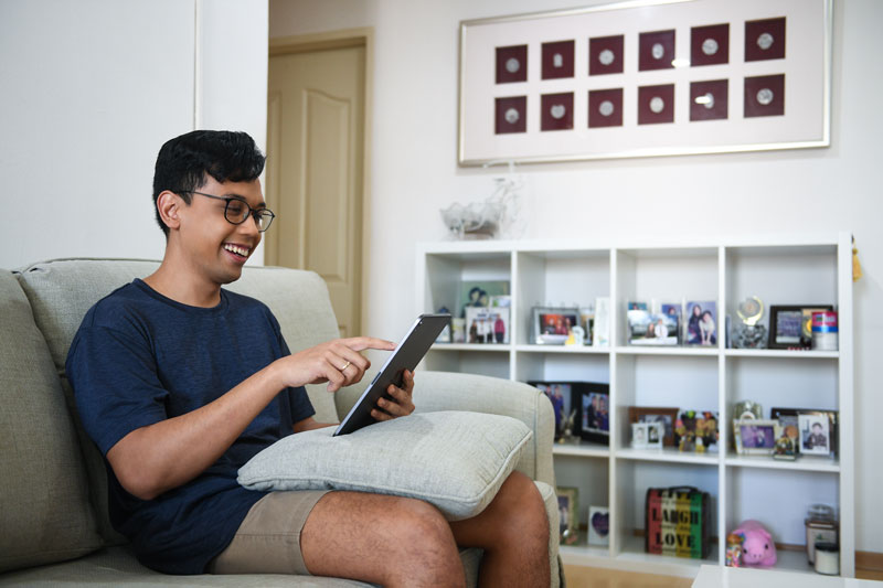 man-are-playing-his-ipad-on-the-sofa