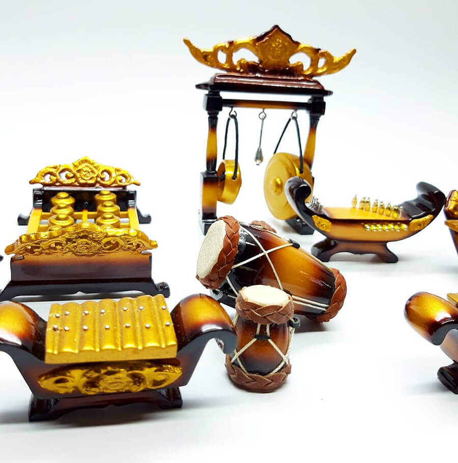 Gold-painted wooden decorative items