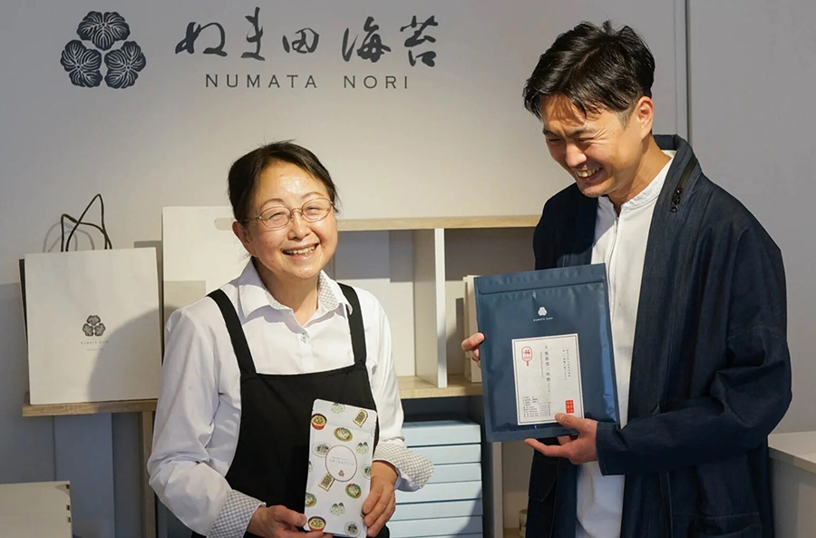 Shoichiro Numata with his mother, the CEO of Numata Nori